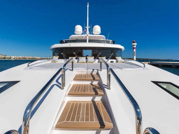 GALA I Benetti Delfino 93 - foredeck GALA I Benetti Delfino 93 - foredeck