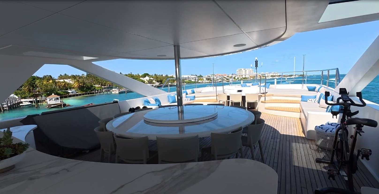 KEFI Cristensen 150 - sundeck bar and dining area