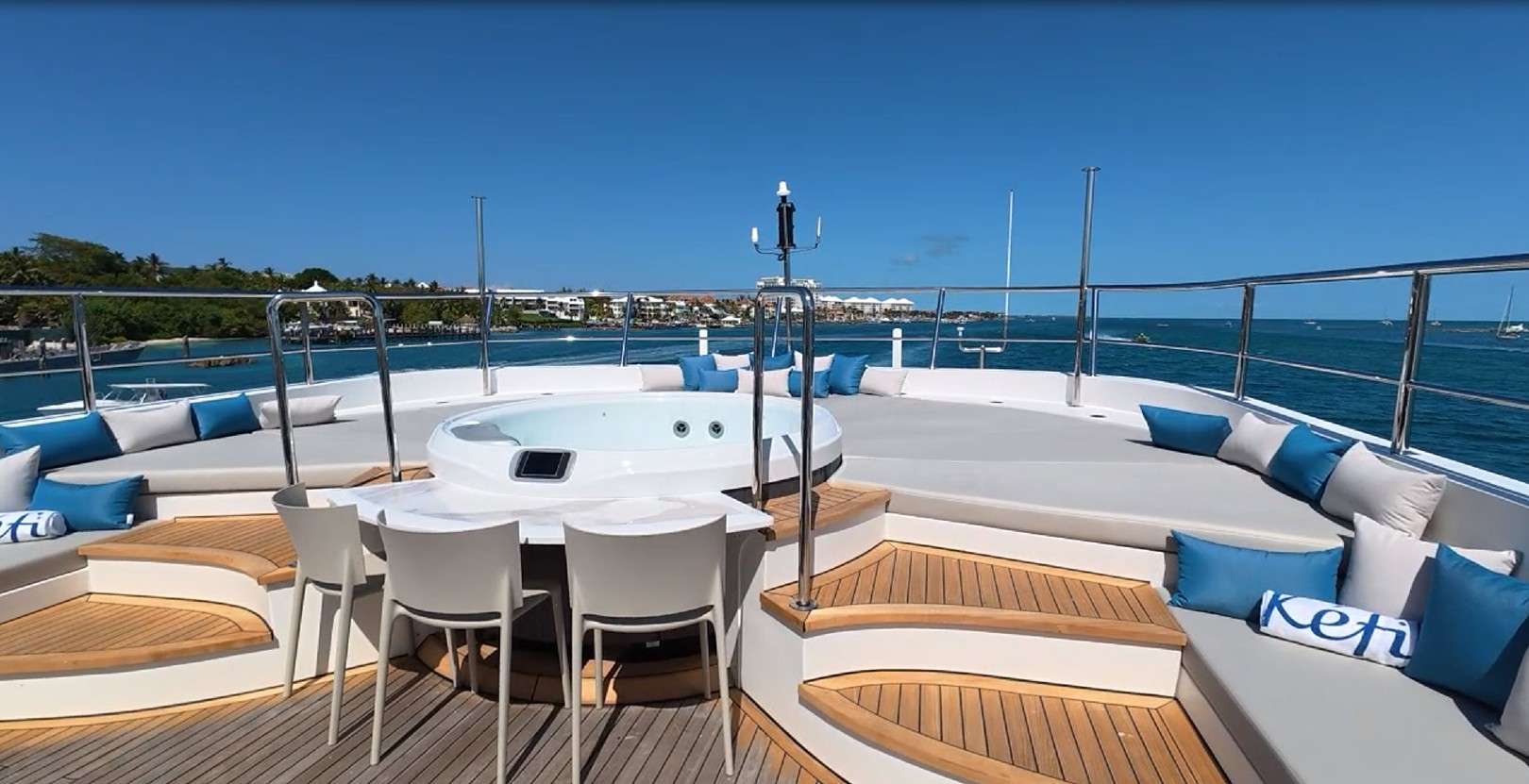 KEFI Cristensen 150 - sundeck sunbathing area and jacuzzi