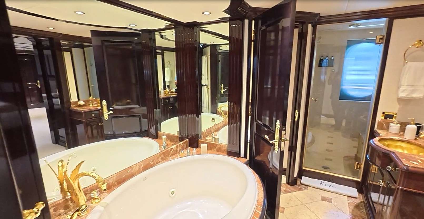 KEFI Cristensen 150 - master cabin bathroom