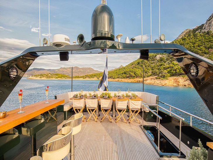 CAN'T REMEMBER Tecnomar 35m - sundeck aft alfresco dining area CAN'T REMEMBER Tecnomar 35m - sundeck aft alfresco dining area