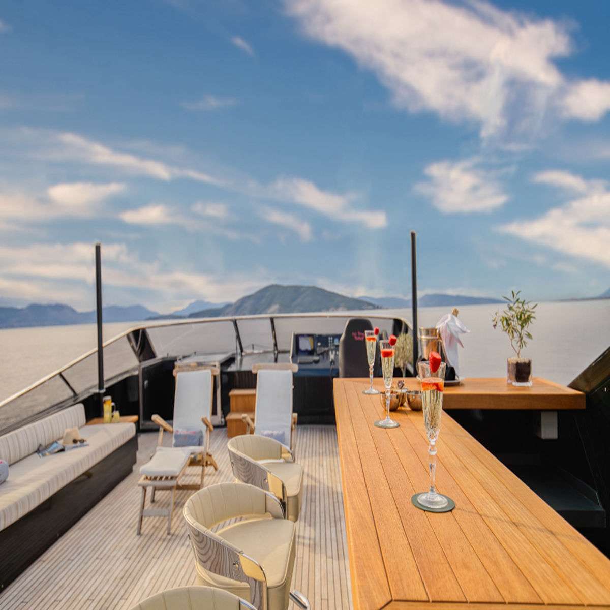 CAN'T REMEMBER Tecnomar 35m - wines on the sundeck bar