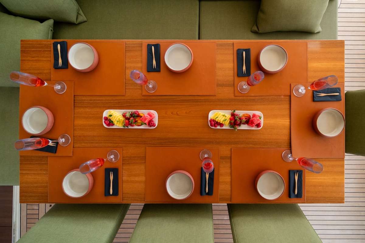 MY OFFICE Lagoon 62 - alfresco dining set up