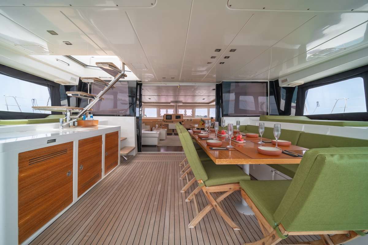 MY OFFICE Lagoon 62 - main aft deck amenities