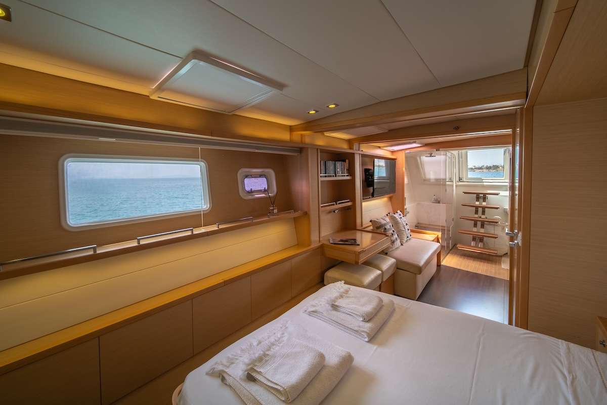 MY OFFICE Lagoon 62 - master cabin bed and window
