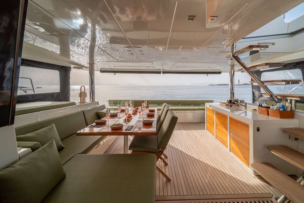 MY OFFICE Lagoon 62 - main aft deck dining lounge