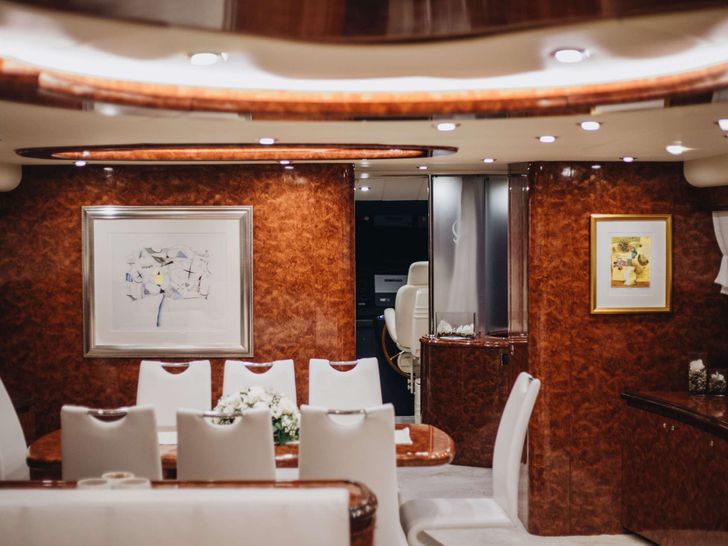 LADY LONA Amer 86 - indoor dining area LADY LONA Amer 86 - indoor dining area