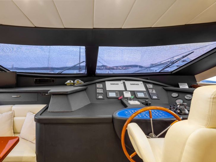 LADY LONA Amer 86 - cockpit LADY LONA Amer 86 - cockpit