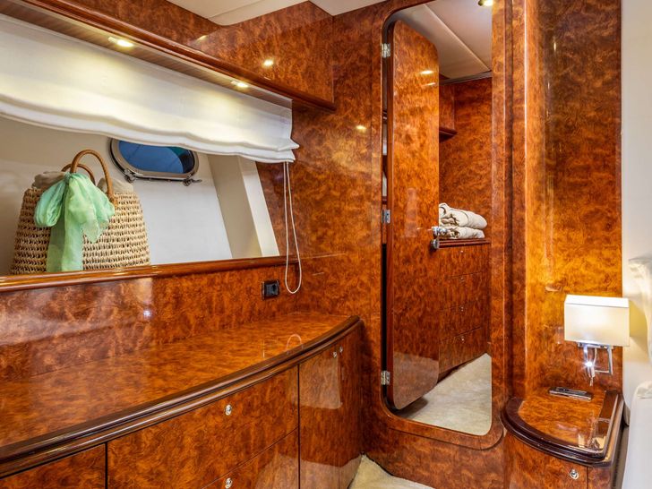 LADY LONA Amer 86 - twin cabin 2 bathroom LADY LONA Amer 86 - twin cabin 2 bathroom