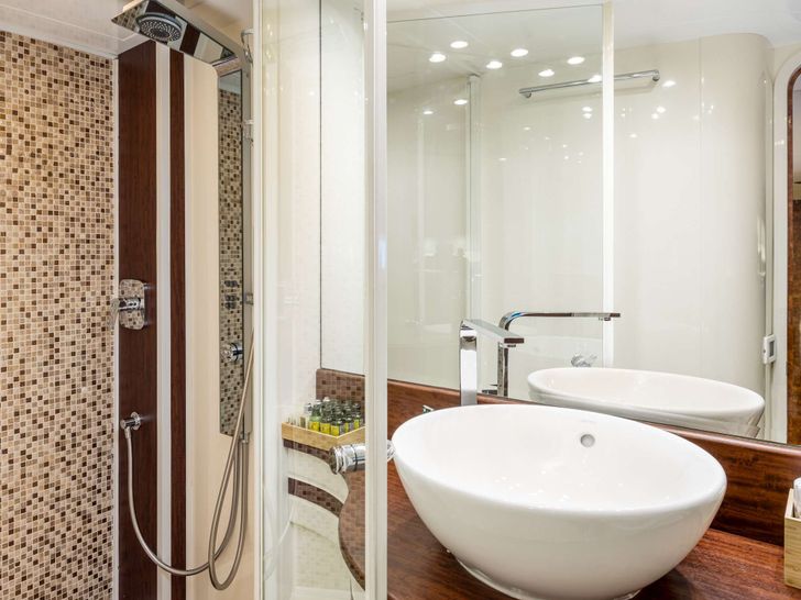 LADY LONA Amer 86 - twin cabin 1 bathroom LADY LONA Amer 86 - twin cabin 1 bathroom