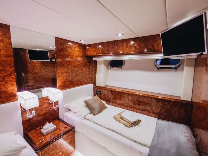 LADY LONA Amer 86 - twin cabin 2 beds and TV LADY LONA Amer 86 - twin cabin 2 beds and TV