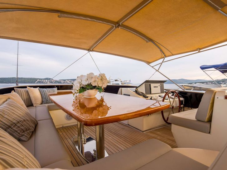 LADY LONA Amer 86 - flybridge LADY LONA Amer 86 - flybridge