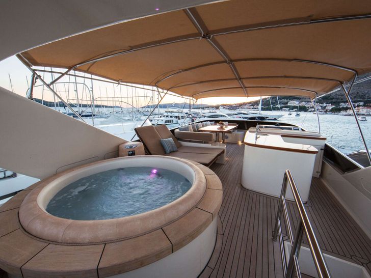 LADY LONA Amer 86 - flybridge jacuzzi LADY LONA Amer 86 - flybridge jacuzzi