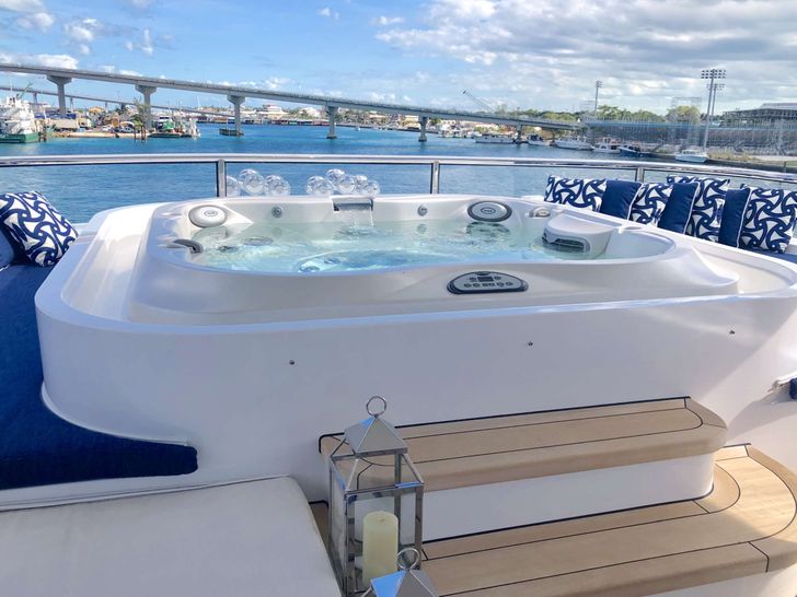 TANZANITE Westship 145 - sundeck jacuzzi TANZANITE Westship 145 - sundeck jacuzzi