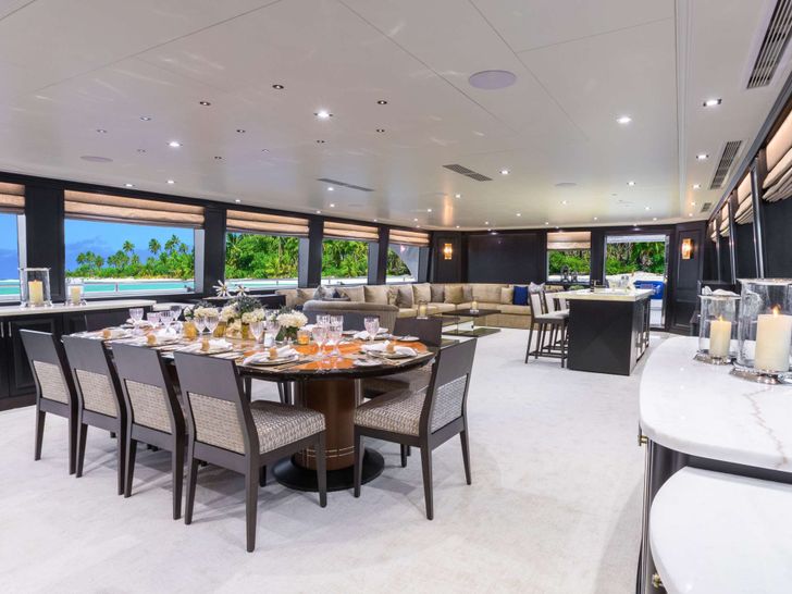 TANZANITE Westship 145 - indoor dining set up TANZANITE Westship 145 - indoor dining set up