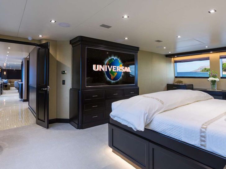 TANZANITE Westship 145 - master cabin bed and TV TANZANITE Westship 145 - master cabin bed and TV
