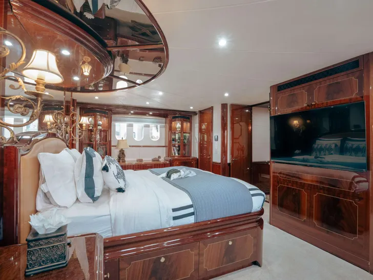 LADY KRISTINA Lazzara 112 - master cabin LADY KRISTINA Lazzara 112 - master cabin