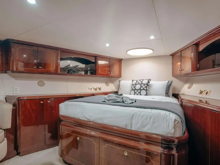 LADY KRISTINA Lazzara 112 - VIP cabin 1 LADY KRISTINA Lazzara 112 - VIP cabin 1