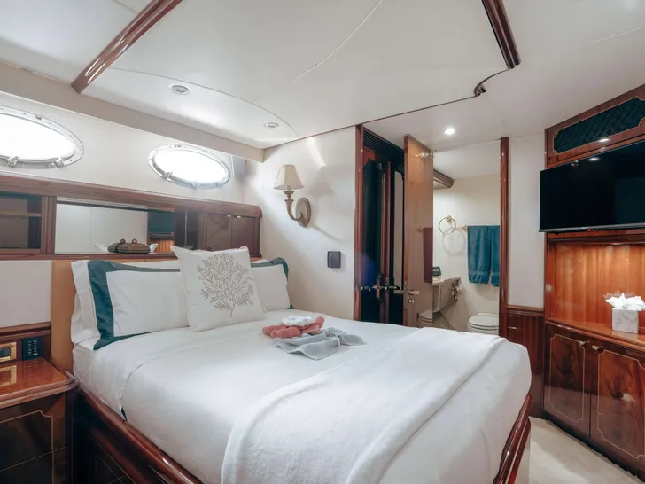 LADY KRISTINA Lazzara 112 - VIP cabin 2 LADY KRISTINA Lazzara 112 - VIP cabin 2