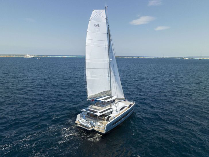 ALISEI Bali 5.8 - cruising across the Amalfi Coast waterline ALISEI Bali 5.8 - cruising across the Amalfi Coast waterline