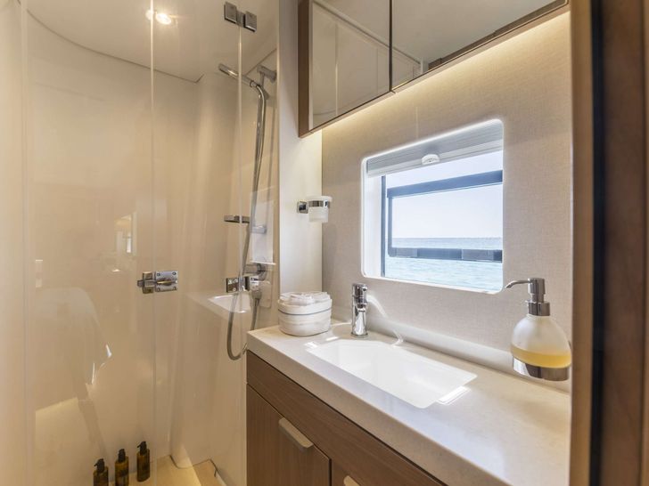 ALISEI Bali 5.8 - master cabin bathroom ALISEI Bali 5.8 - master cabin bathroom