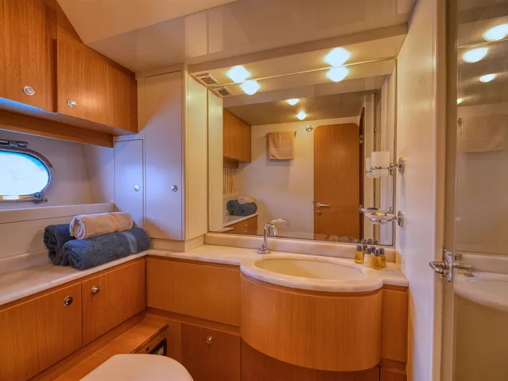 DOMINIQUE Ferretti 681 - master cabin bathroom DOMINIQUE Ferretti 681 - master cabin bathroom