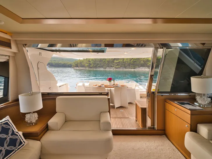 DOMINIQUE Ferretti 681 - saloon entrance DOMINIQUE Ferretti 681 - saloon entrance