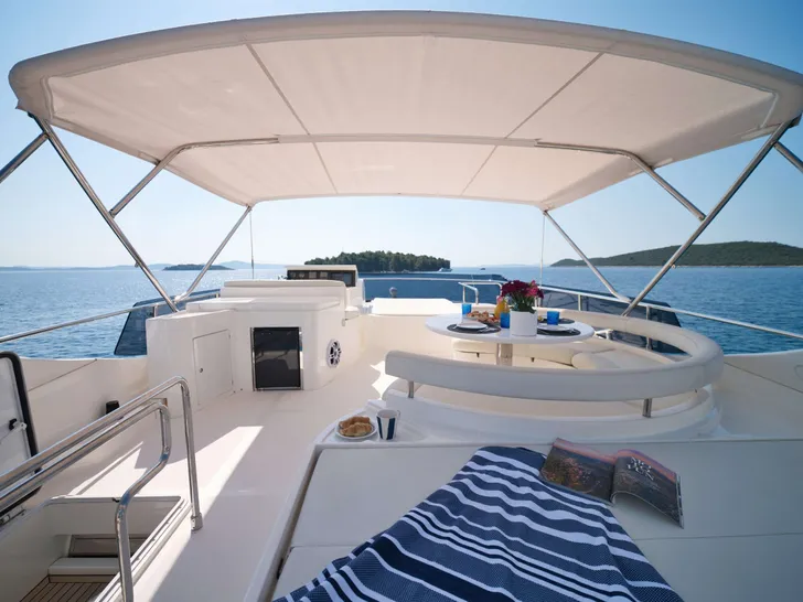 DOMINIQUE Ferretti 681 - flybridge DOMINIQUE Ferretti 681 - flybridge