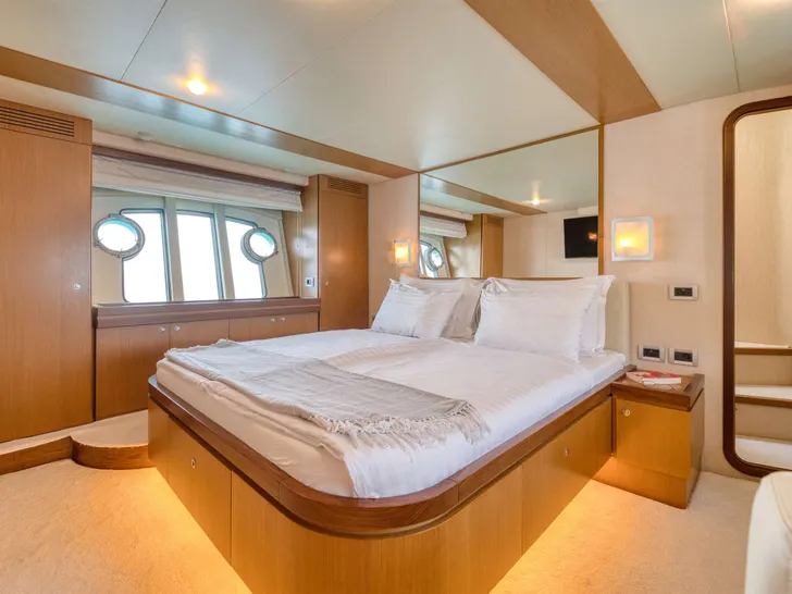 DOMINIQUE Ferretti 681 - master cabin DOMINIQUE Ferretti 681 - master cabin