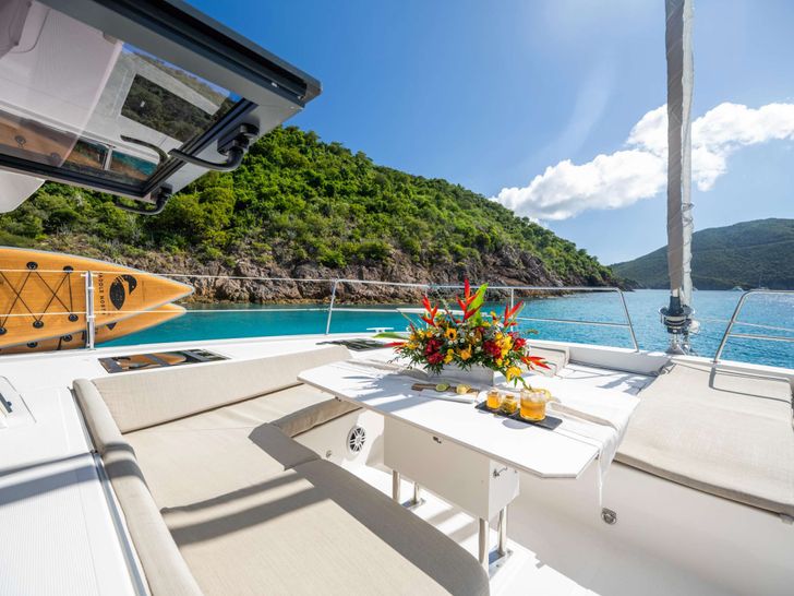 ISLAND STANDARD TIME Bali 4.8 - foredeck lounge ISLAND STANDARD TIME Bali 4.8 - foredeck lounge