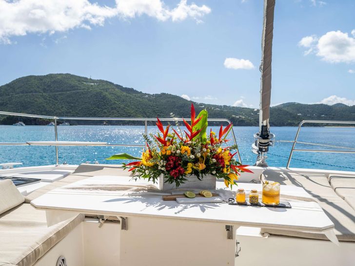 ISLAND STANDARD TIME Bali 4.8 - foredeck dining table ISLAND STANDARD TIME Bali 4.8 - foredeck dining table