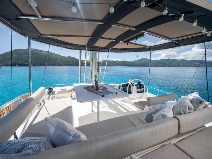 ISLAND STANDARD TIME Bali 4.8 - flybridge ISLAND STANDARD TIME Bali 4.8 - flybridge