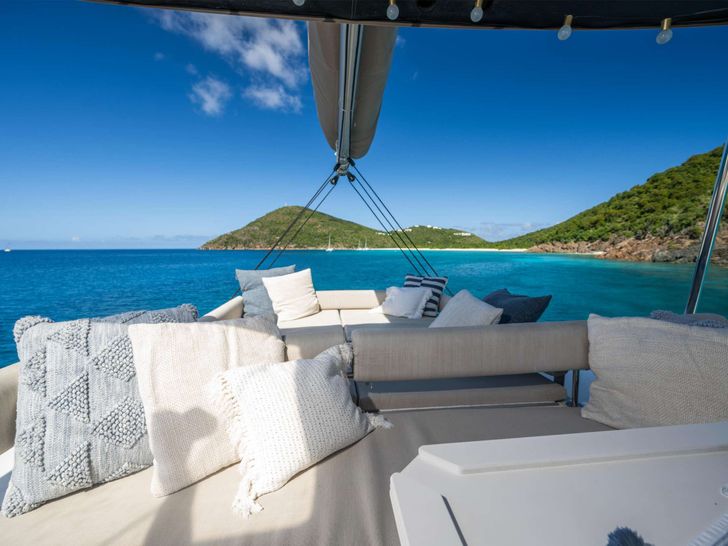 ISLAND STANDARD TIME Bali 4.8 - flybridge seating ISLAND STANDARD TIME Bali 4.8 - flybridge seating