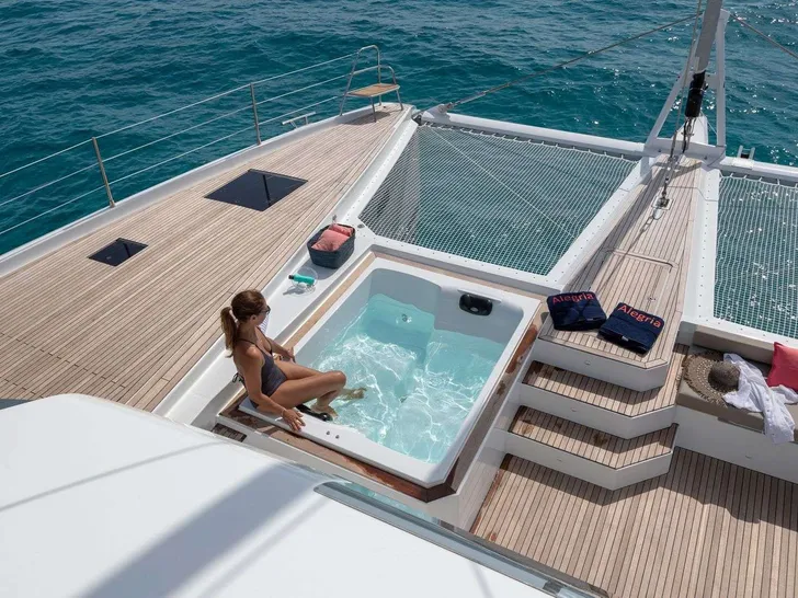 INSPIRANTE Fountaine Pajot Alegria 67 - foredeck jacuzzi INSPIRANTE Fountaine Pajot Alegria 67 - foredeck jacuzzi