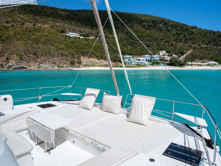 BELLE VIE Bali 4.8 - foredeck BELLE VIE Bali 4.8 - foredeck