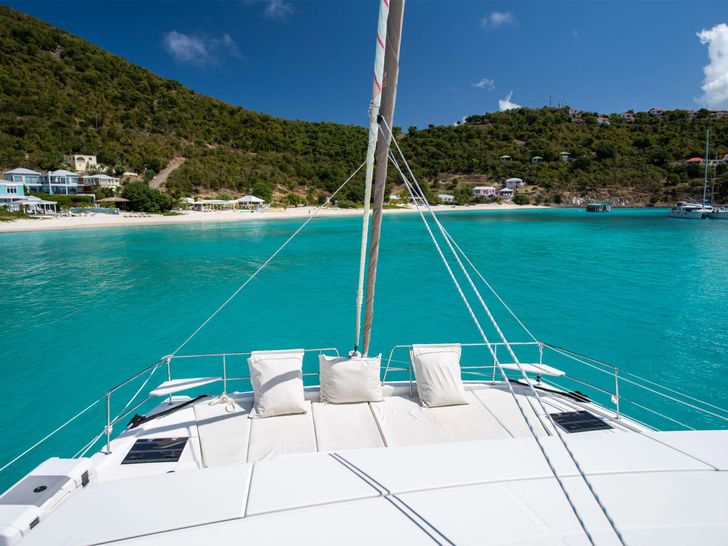 BELLE VIE Bali 4.8 - foredeck sunbathing area BELLE VIE Bali 4.8 - foredeck sunbathing area