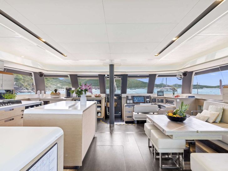 ADEONA Fountaine Pajot Alegria 67 - saloon ADEONA Fountaine Pajot Alegria 67 - saloon
