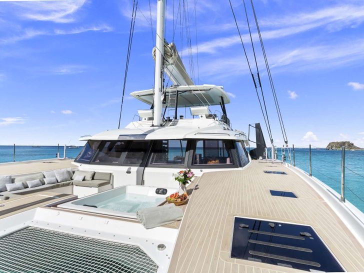 ADEONA Fountaine Pajot Alegria 67 - foredeck jacuzzi ADEONA Fountaine Pajot Alegria 67 - foredeck jacuzzi
