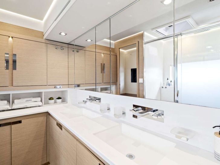 ADEONA Fountaine Pajot Alegria 67 - master cabin bathroom ADEONA Fountaine Pajot Alegria 67 - master cabin bathroom