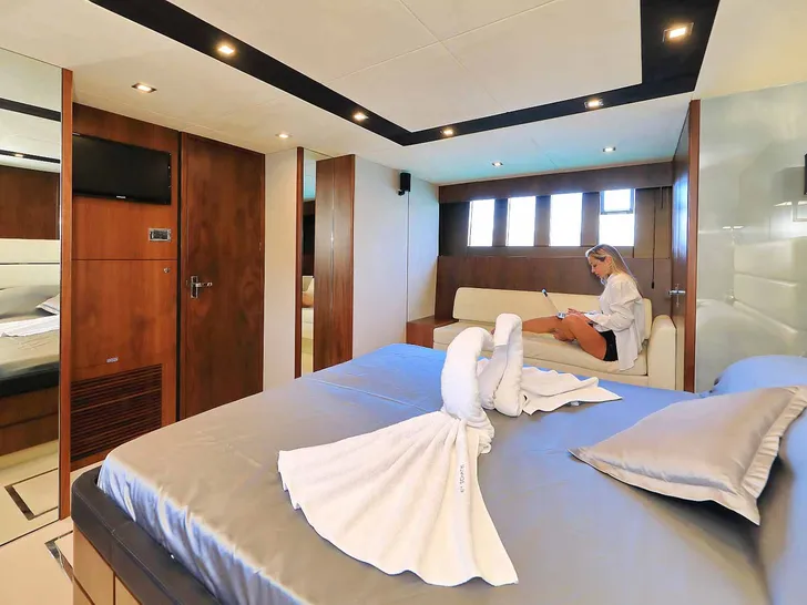 SCHATZI Fairline Squadron 78 - master cabin SCHATZI Fairline Squadron 78 - master cabin