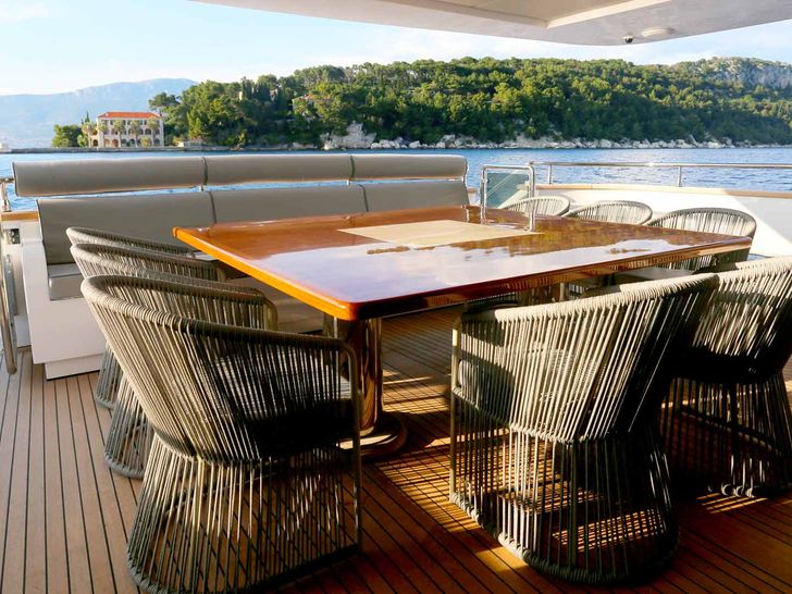 PRINCESS LONA cockpit dining table
