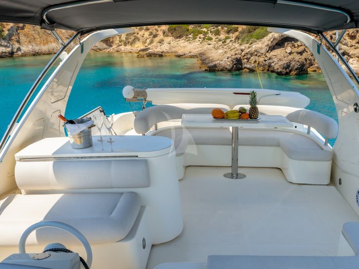 GEORGE V Aicon 67 - Flybridge Seating GEORGE V Aicon 67 - Flybridge Seating
