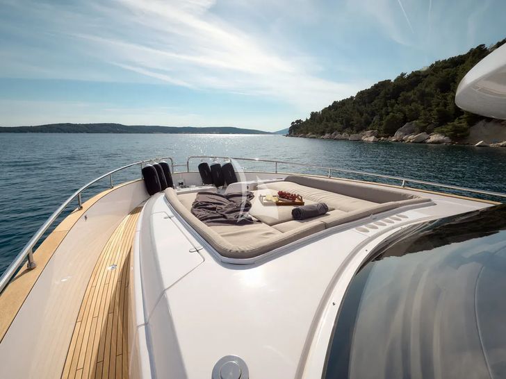 AMPARITO V - Azimut Magellano 66 - foredeck AMPARITO V - Azimut Magellano 66 - foredeck