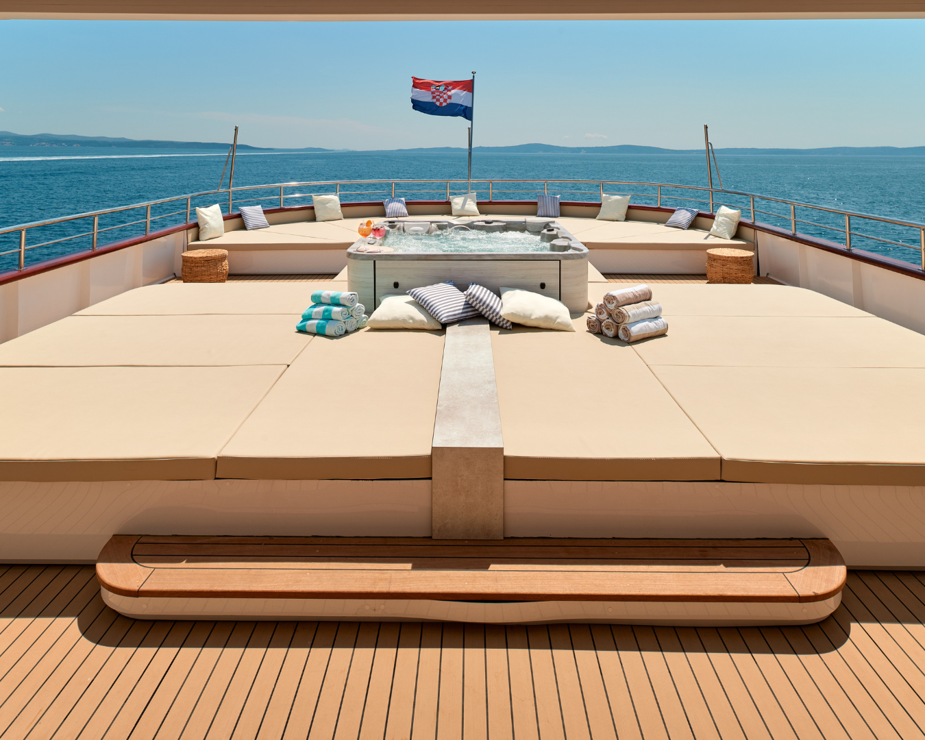 OHANA Custom 49m - sun bed and jacuzzi