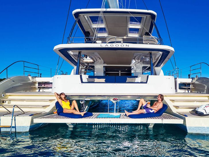 AMADA MIA Lagoon 65 - stern AMADA MIA Lagoon 65 - stern