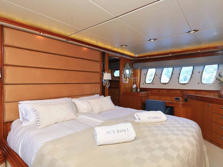 BABY I Sunseeker 105 - master cabin BABY I Sunseeker 105 - master cabin