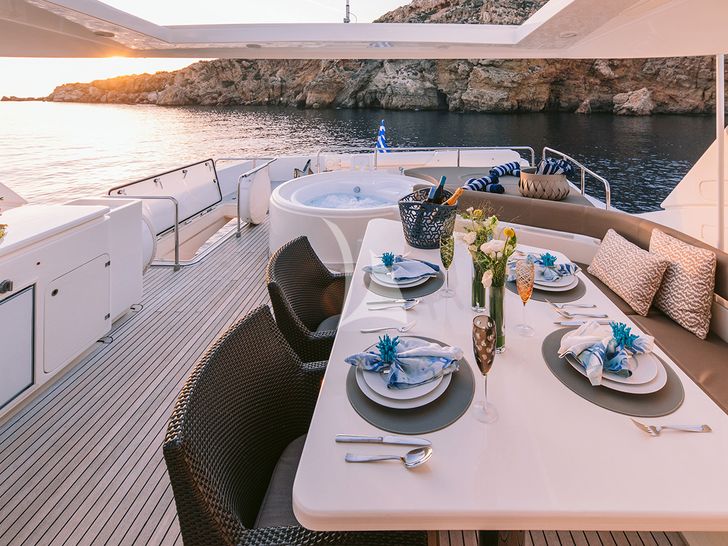 MELI Ferretti 881 - flybridge dining table MELI Ferretti 881 - flybridge dining table