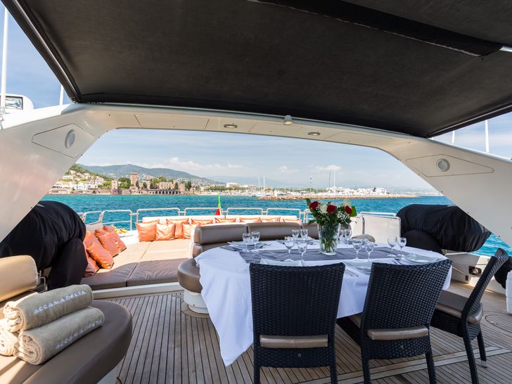 ACCAMA DELTA Azimut 100 Jumbo - flybridge dining area ACCAMA DELTA Azimut 100 Jumbo - flybridge dining area