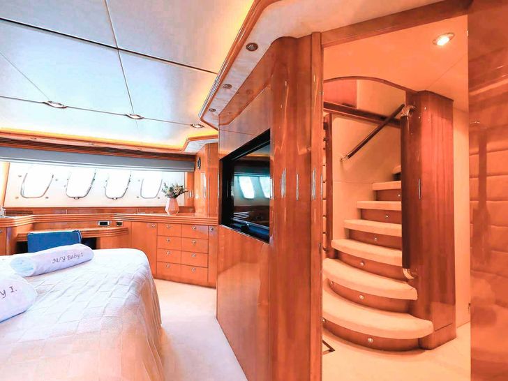 BABY I Sunseeker 105 - master cabin bed and TV BABY I Sunseeker 105 - master cabin bed and TV
