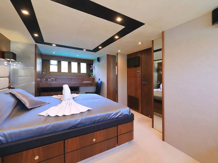 SCHATZI Fairline Squadron 78 - master cabin bed SCHATZI Fairline Squadron 78 - master cabin bed